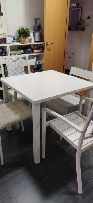 ÚRGE Mesa Comedor + 4 sillas blancas