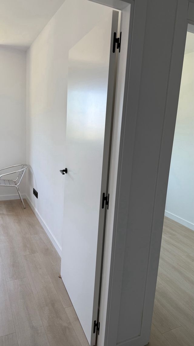 Puerta blanca lacada - Marco madera