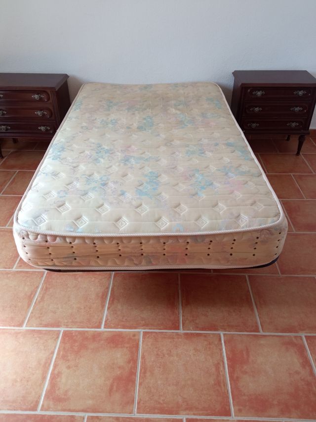 Cama madera y metal marrón