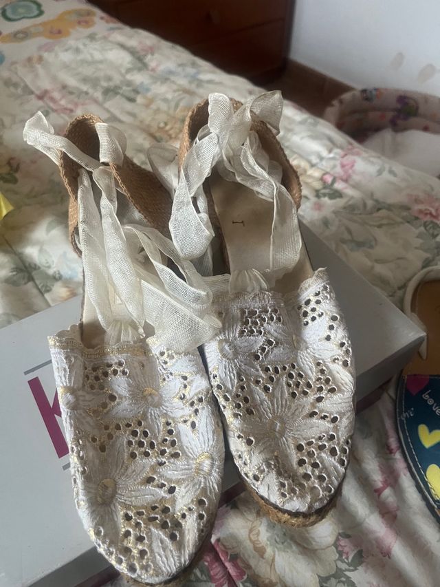 Sandalias cuña blancas y doradas