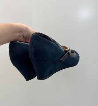 Bolso y zapatos azul marino a juego