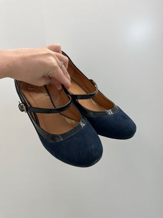 Bolso y zapatos azul marino a juego
