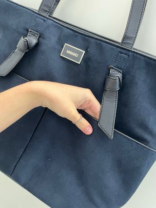 Bolso y zapatos azul marino a juego