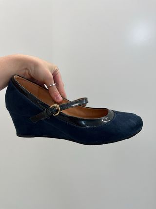 Bolso y zapatos azul marino a juego
