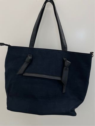 Bolso y zapatos azul marino a juego