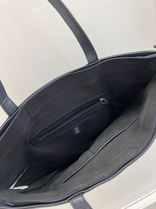 Bolso y zapatos azul marino a juego