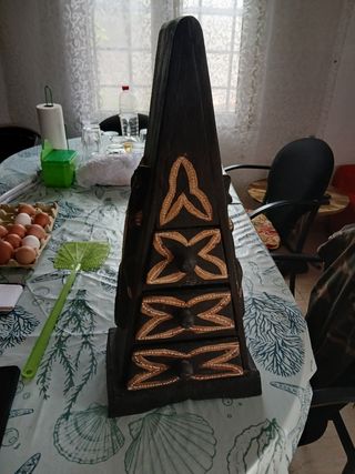 Piramide madera tallada 4 cajones