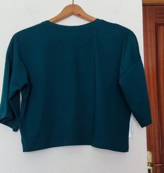 Camiseta ebelila verde con impresión.