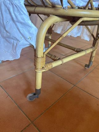 Cuna de mimbre con dosel