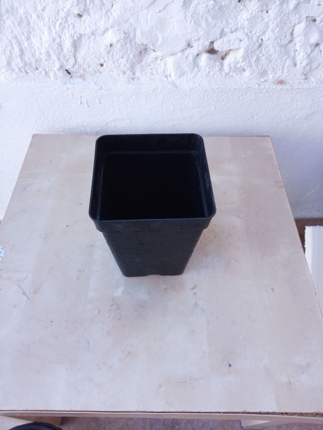 Maceta cuadrada negra 15x15x20cm 3.6litros