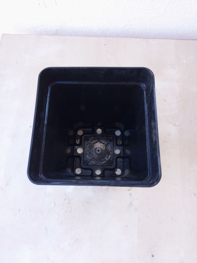 Maceta cuadrada negra 15x15x20cm 3.6litros