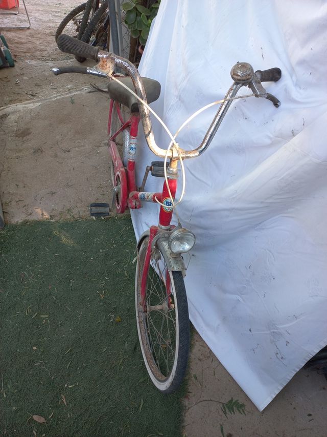 Bicicleta BH roja antigua