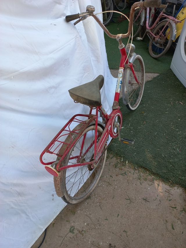 Bicicleta BH roja antigua