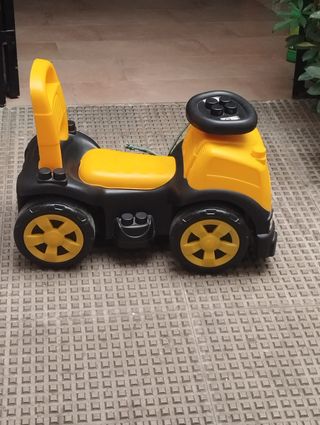 Correpasillos camión amarillo.