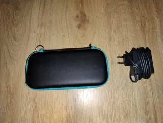 Switch Lite con adaptador de corriente y funda