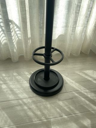 Perchero de pie en Metal. Color negro. Configurabl