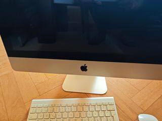 iMac 21,5" (finales 2011) + teclado, sin ratón 