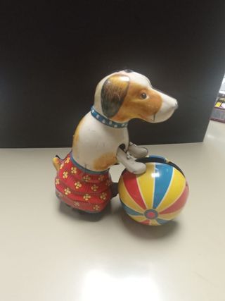 Juguete Perro con Balón hojalata