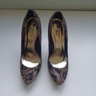 Zapatos de fiesta dorados con encaje color negro