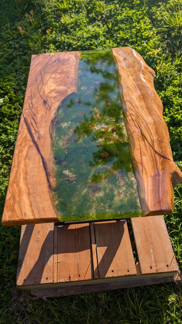 Tavolino in Ulivo e Resina Epossidica trasparente