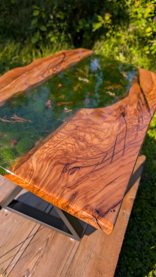 Tavolino in Ulivo e Resina Epossidica trasparente