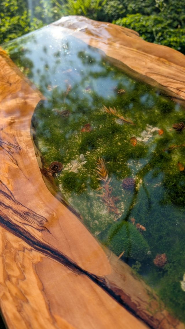 Tavolino in Ulivo e Resina Epossidica trasparente