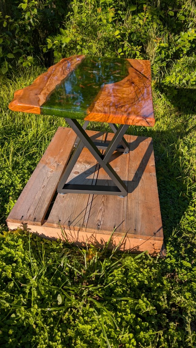 Tavolino in Ulivo e Resina Epossidica trasparente