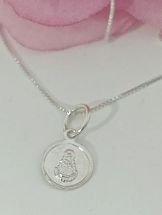 Cadena con mini medalla Rocío plata .