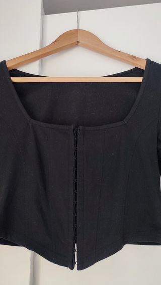 Top negro asimétrico