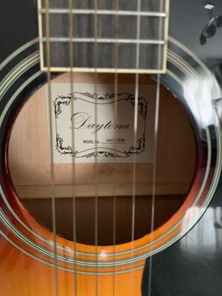 Guitarra acústica Daytona y amplificador