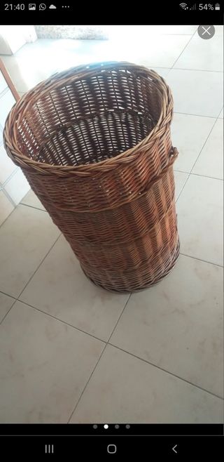 Cesto mimbre vintage .mide de alto 65 × 40 cm.