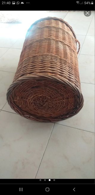 Cesto mimbre vintage .mide de alto 65 × 40 cm.