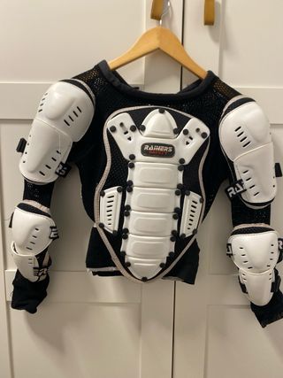 Peto protector Rainers blanco y negro