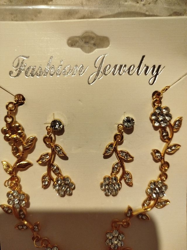 Collar y pendientes dorados con flores