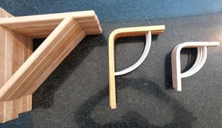 Escuadras de madera y metal.