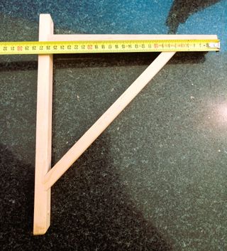 Escuadras de madera y metal.