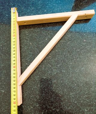 Escuadras de madera y metal.