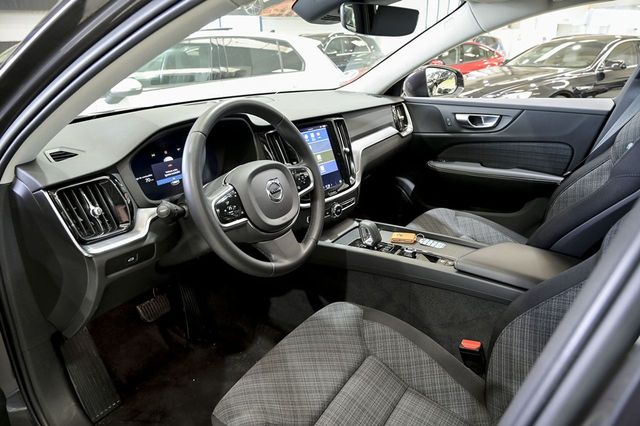 Volvo V60   2.0 B4 D AWD Cross Country Core Auto 