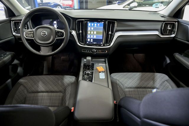 Volvo V60   2.0 B4 D AWD Cross Country Core Auto 