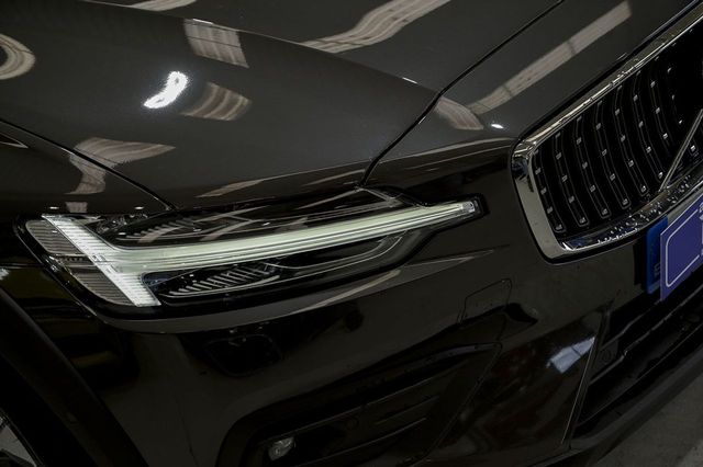 Volvo V60   2.0 B4 D AWD Cross Country Core Auto 