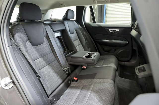 Volvo V60   2.0 B4 D AWD Cross Country Core Auto 