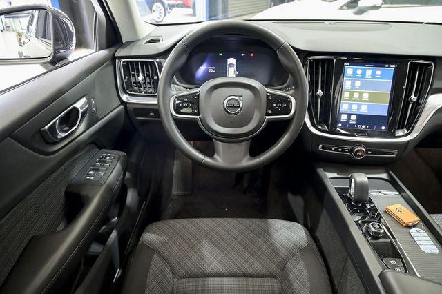 Volvo V60   2.0 B4 D AWD Cross Country Core Auto 