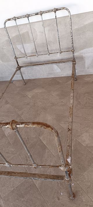 Cama antigua forja