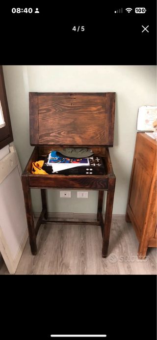 Scrittoio antico in legno
ritiro a mano 