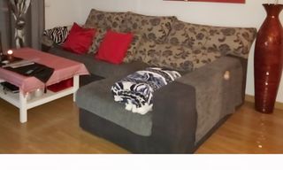 Sofá chaise longue gris y gris oscuro.