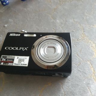 Nikon Coolpix S230 10.0MP Digital Camera.