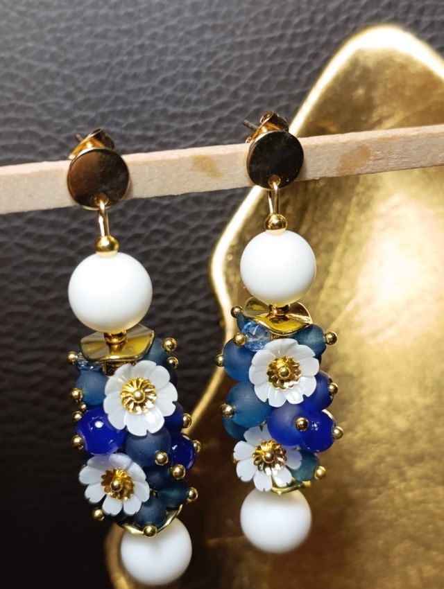 Orecchini agata bianca,blu marina,oro