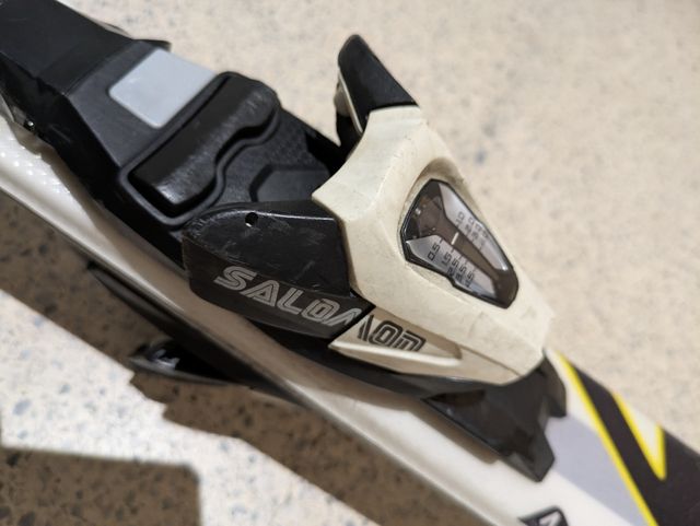 Esquís Salomon niño + fijaciones