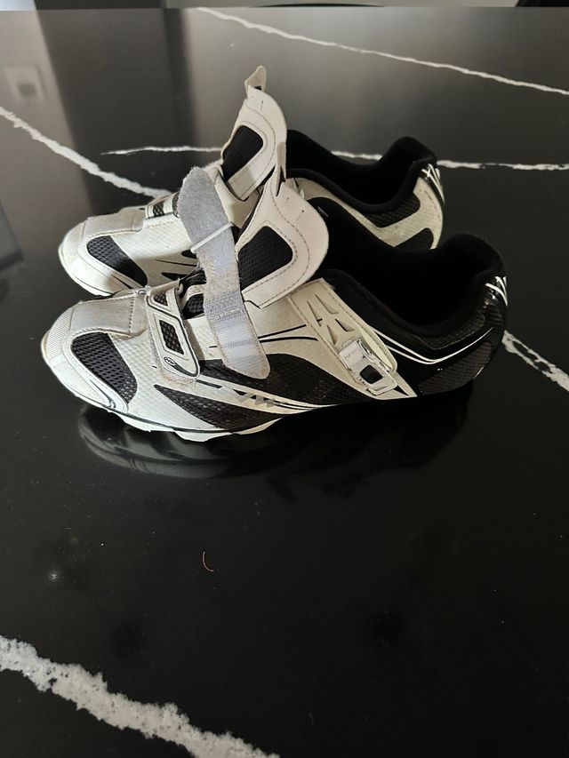 Zapatillas ciclismo blancas y negras