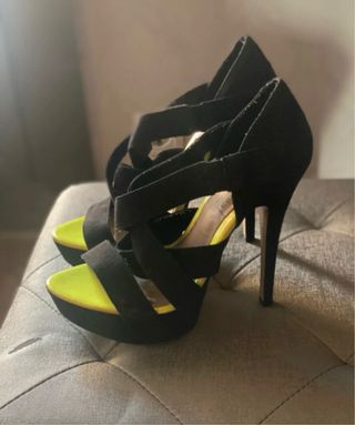 Tacones negros y amarillo de Bershka